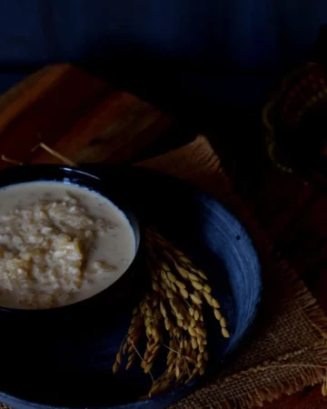 jaggery rice pudding in a black bowl